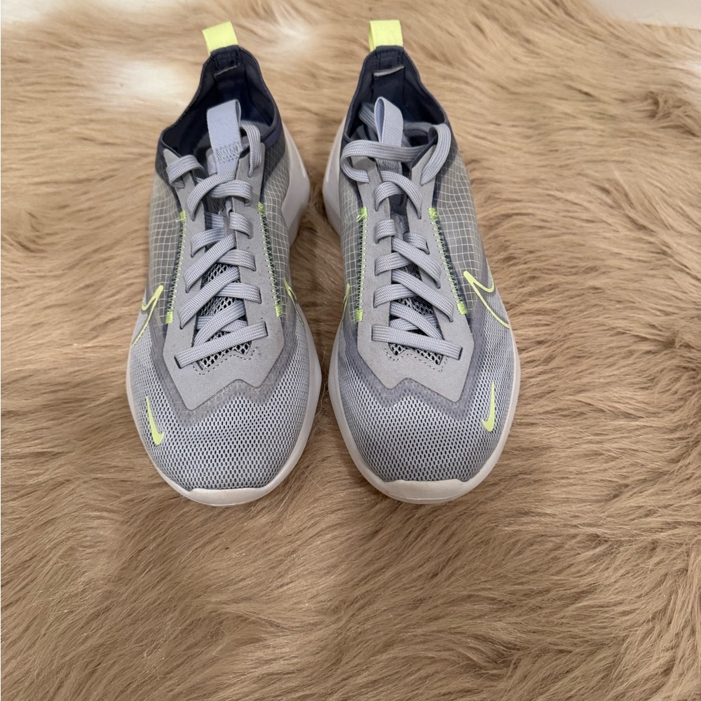 Nike Vista Lite 
Ghost/World Indigo/ White/Barely Volt
Size 5
Style CI0905-002